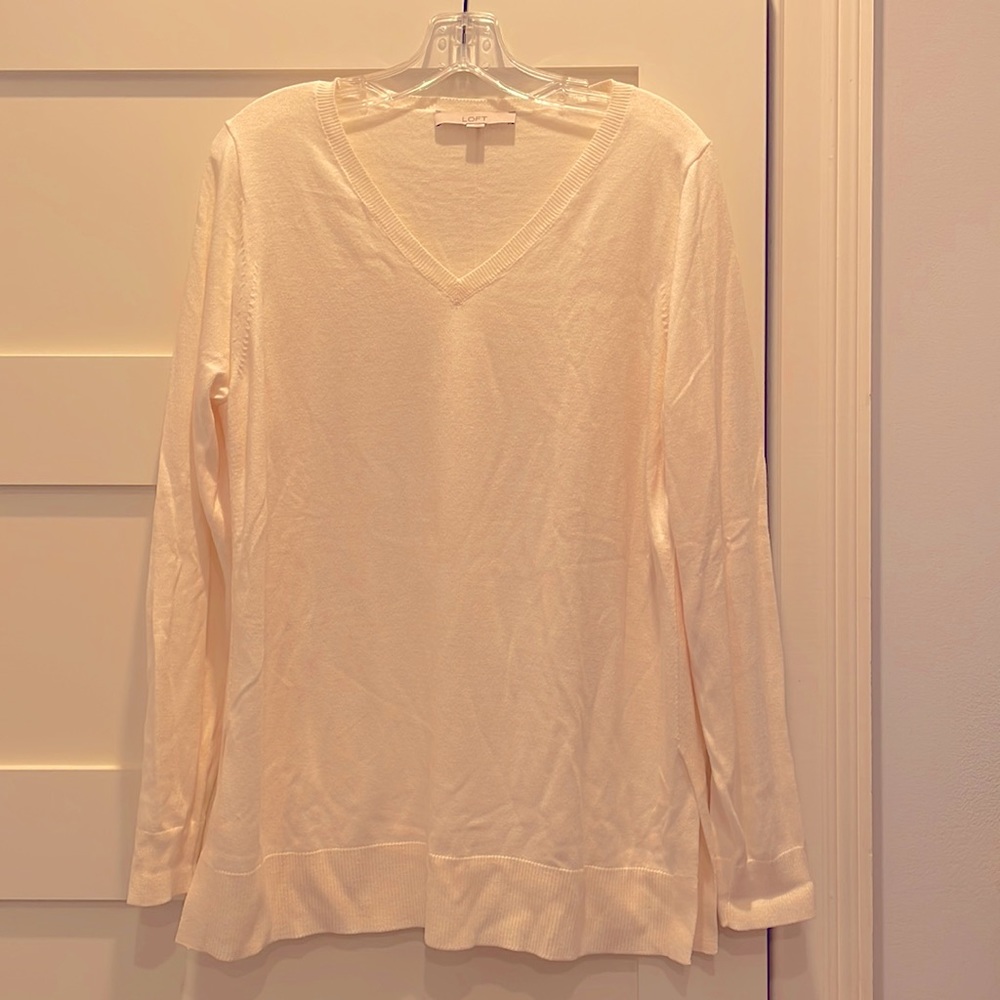 Loft cream tunic sweater with V neck, banded sleeves and hem, side slits.